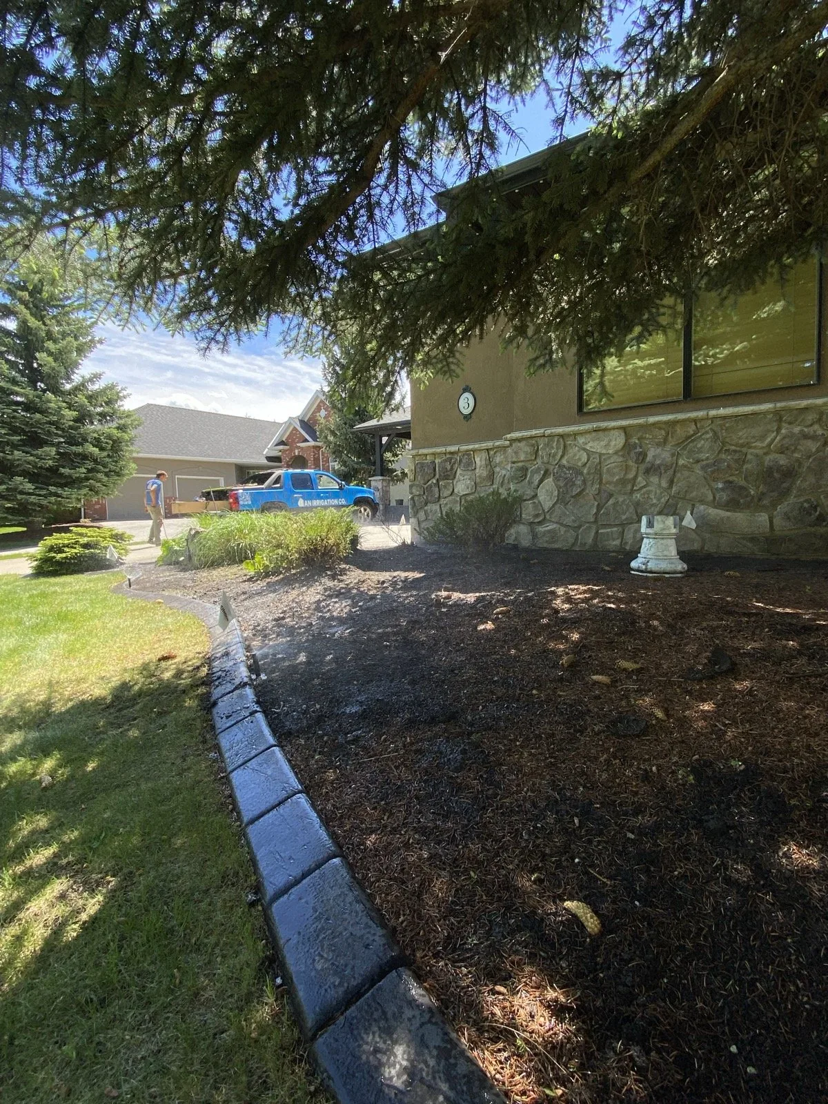 Dark mulch and clean edging along the foundation planting